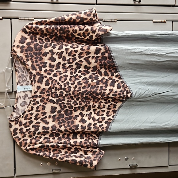 Cute ladies pullover knit cheetah leopard print top - Picture 2 of 5